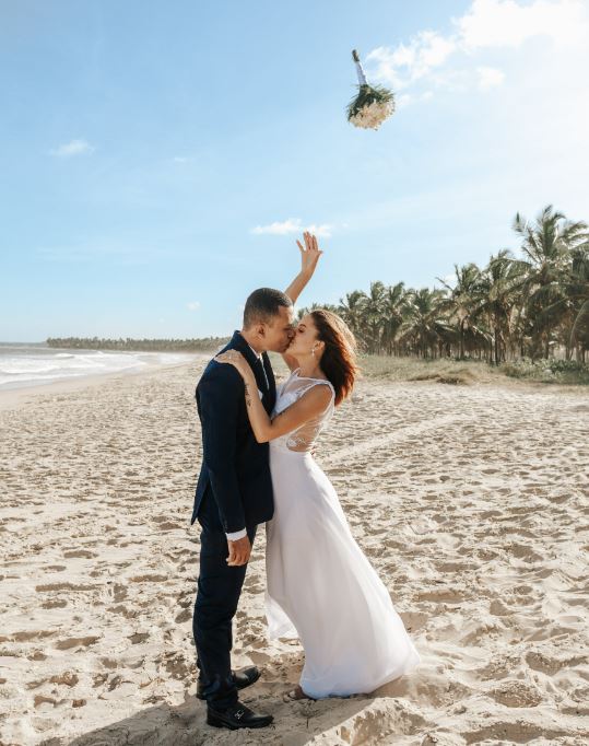 beach wedding | Bride throwing her bouquet | Wedding Photography | Cherished memories studio