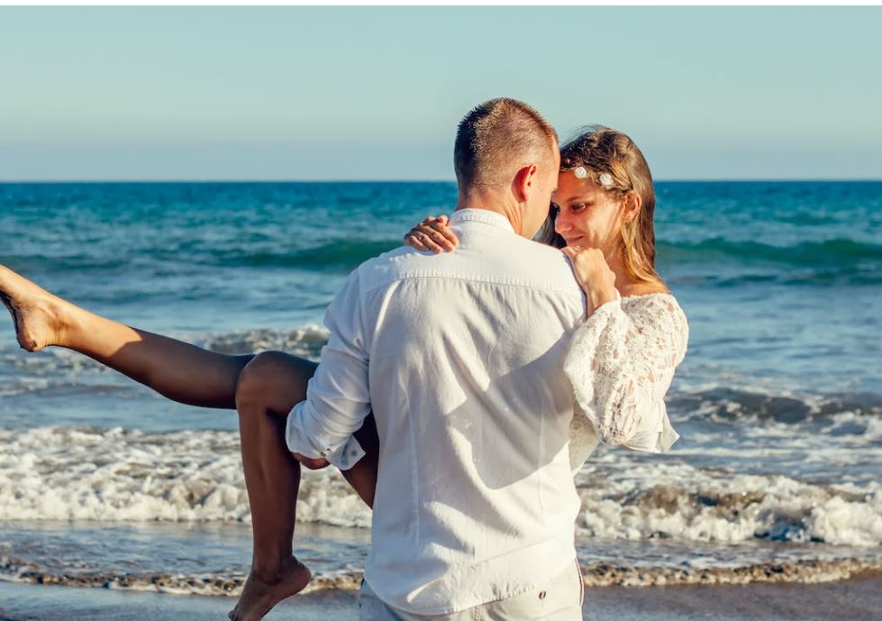 Man carrying a women | Cherished memories studio
