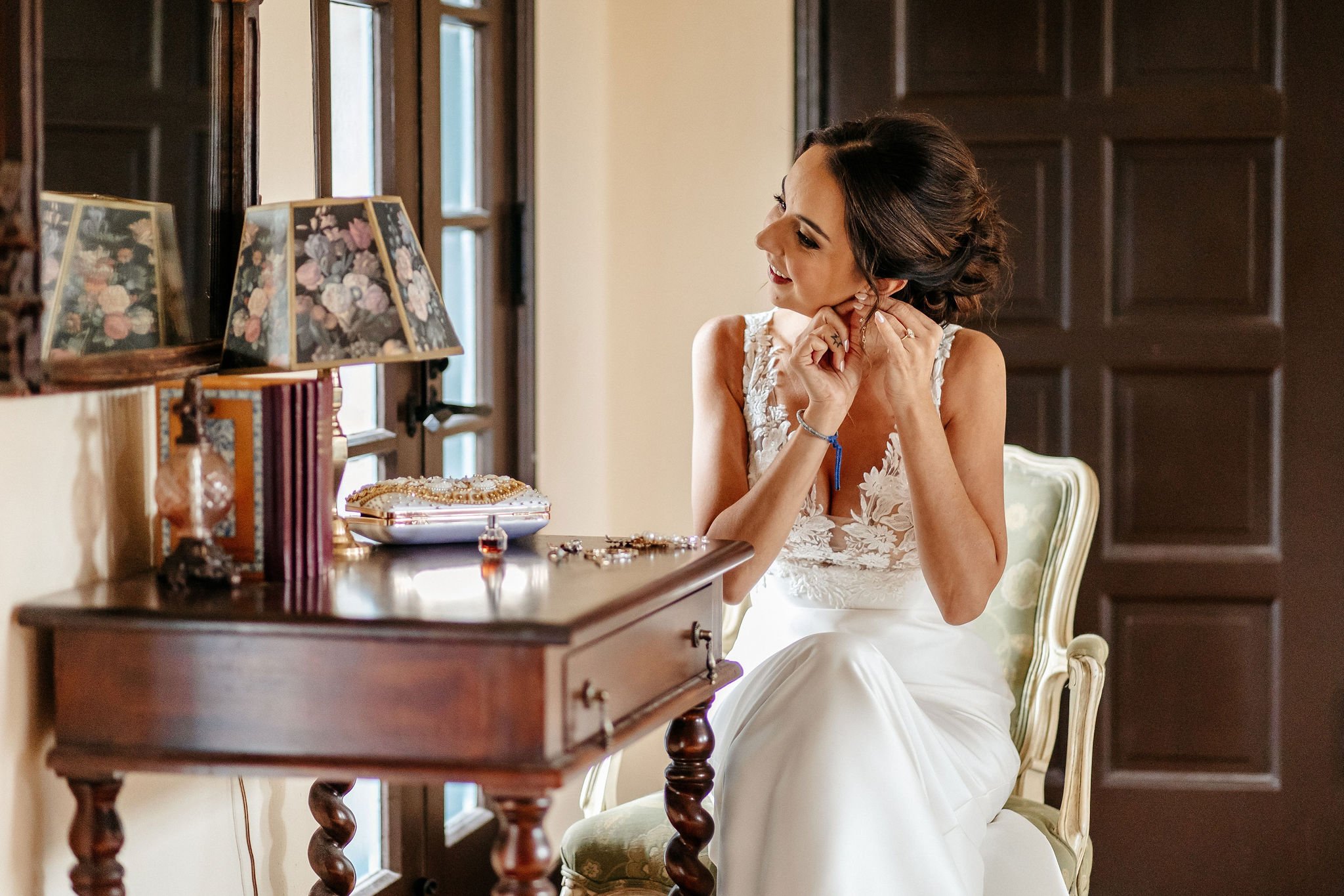 photography: Bride wearing her earing | Cherished memories Studio