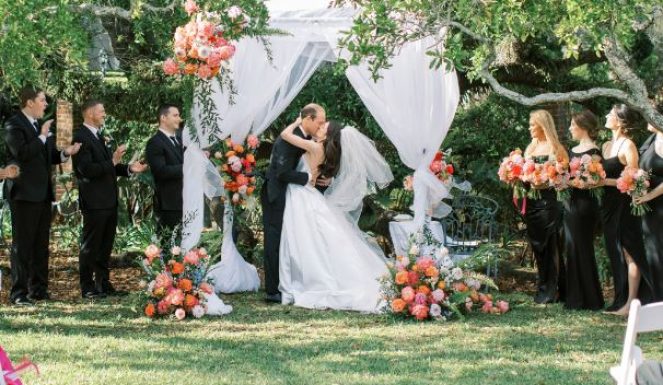People are clapping for the newlywed | Wedding Photography | Cherished memories studio